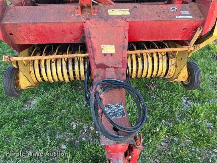 image for item LI9561 New Holland 851  round baler
