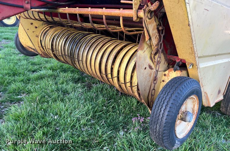 image for item LI9561 New Holland 851  round baler