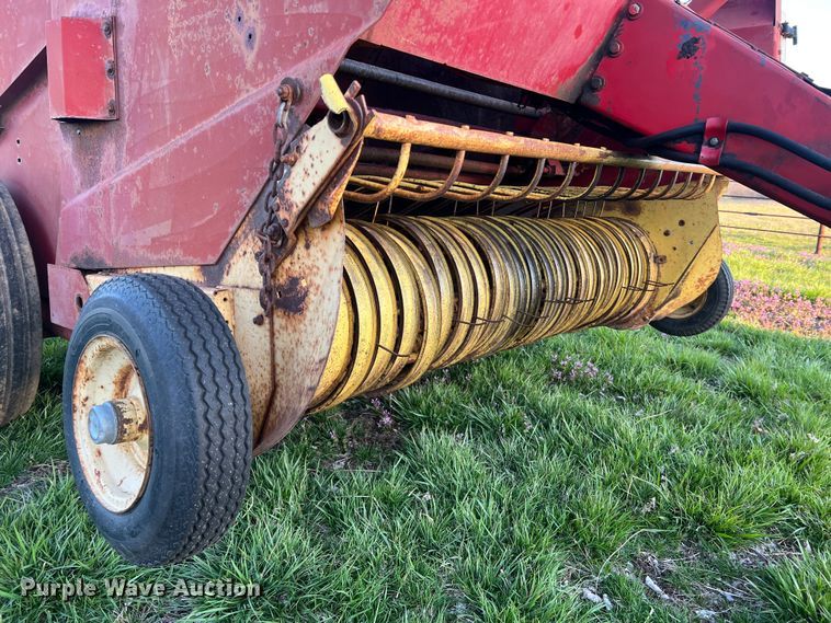 image for item LI9561 New Holland 851  round baler