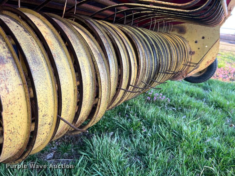 image for item LI9561 New Holland 851  round baler