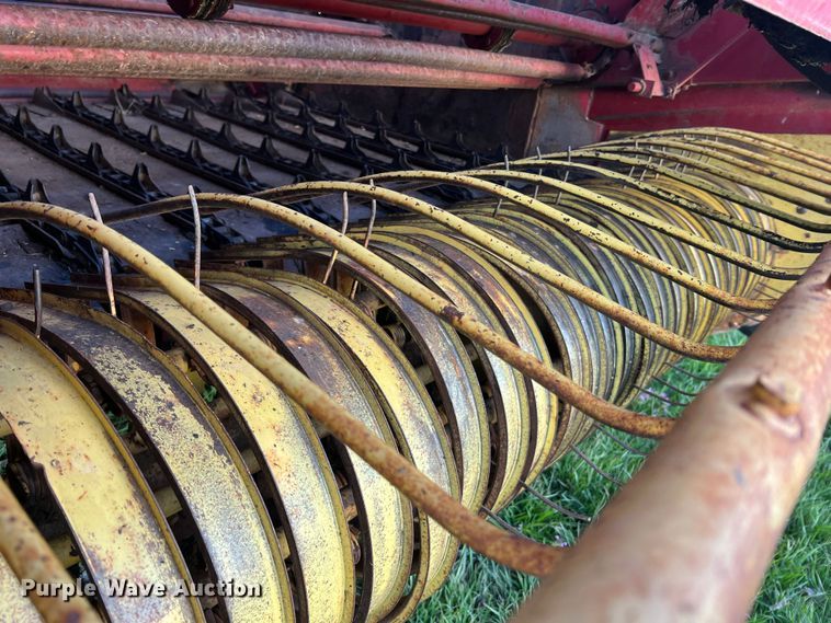 image for item LI9561 New Holland 851  round baler