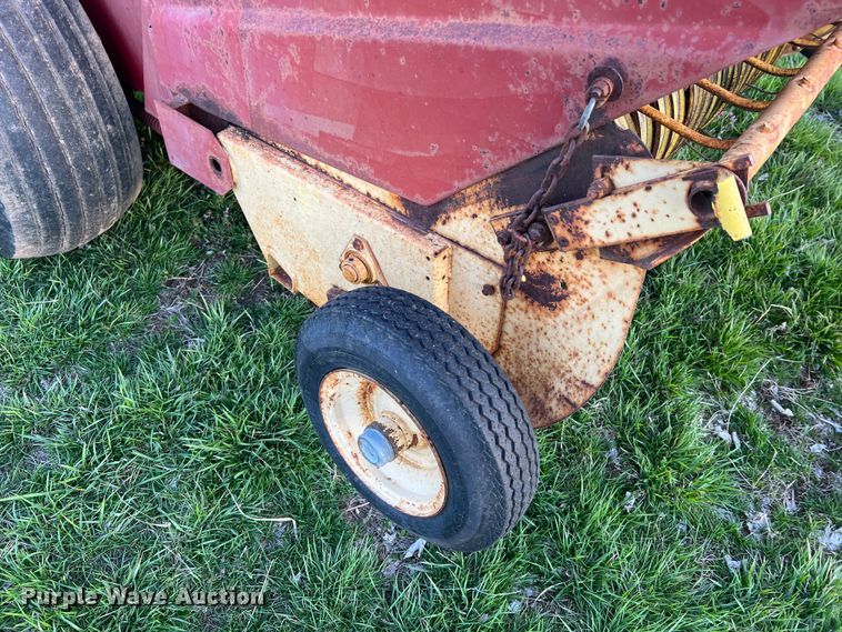 image for item LI9561 New Holland 851  round baler