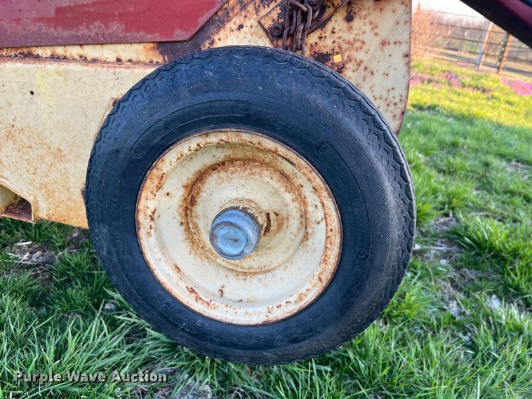 image for item LI9561 New Holland 851  round baler