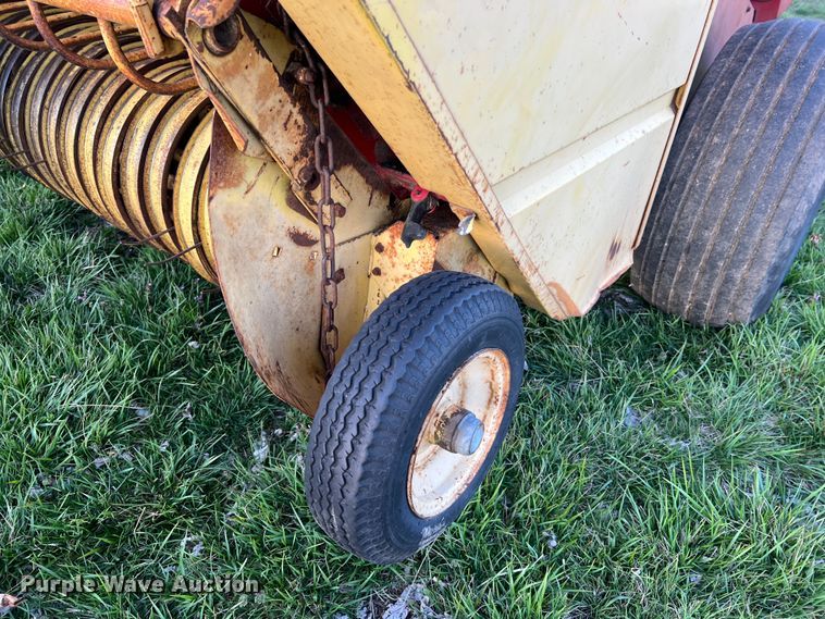 image for item LI9561 New Holland 851  round baler