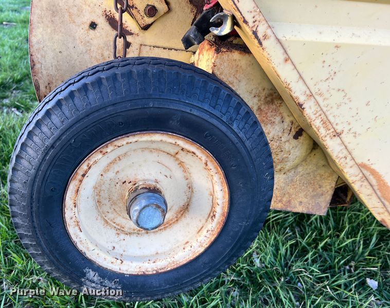 image for item LI9561 New Holland 851  round baler