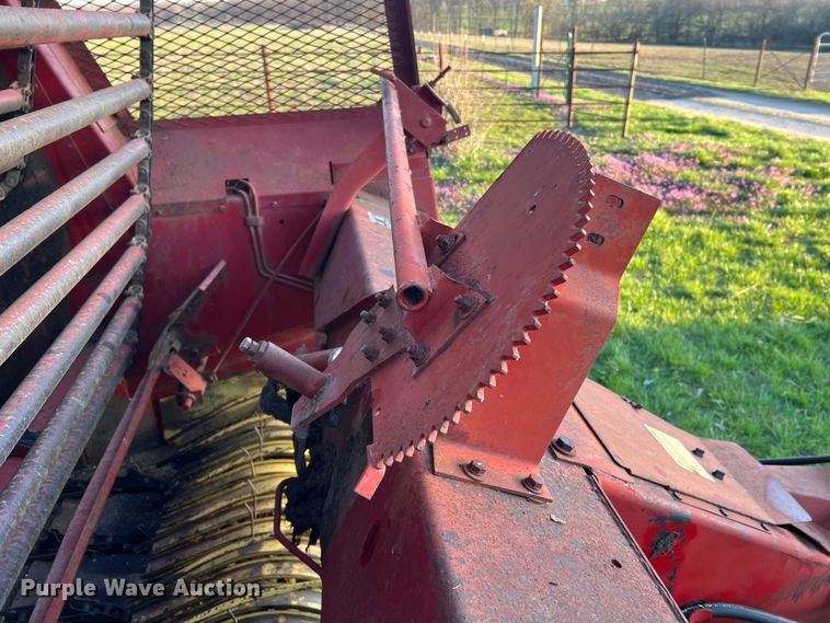 image for item LI9561 New Holland 851  round baler