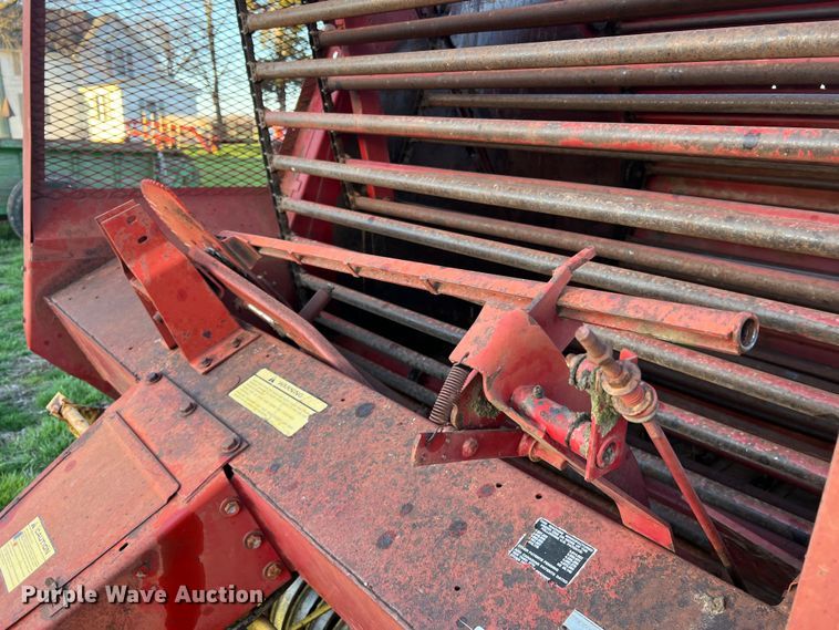 image for item LI9561 New Holland 851  round baler