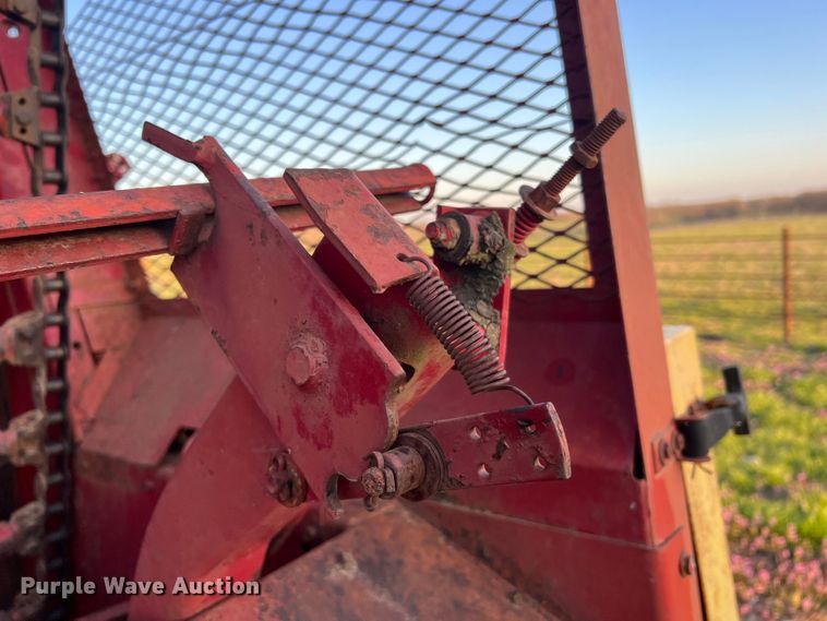 image for item LI9561 New Holland 851  round baler