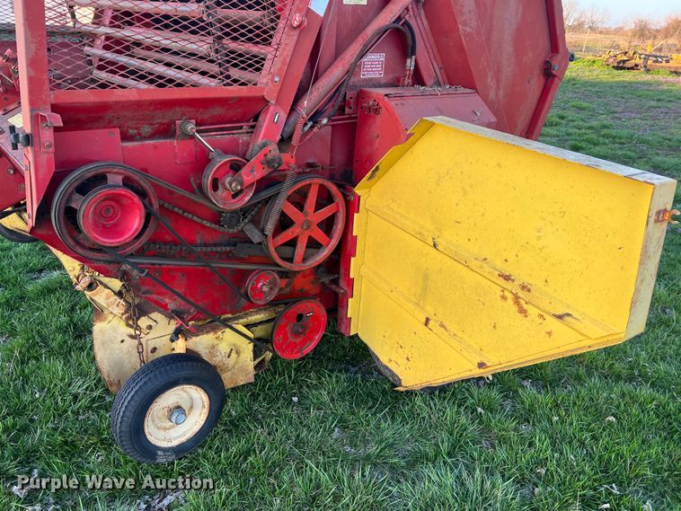 image for item LI9561 New Holland 851  round baler