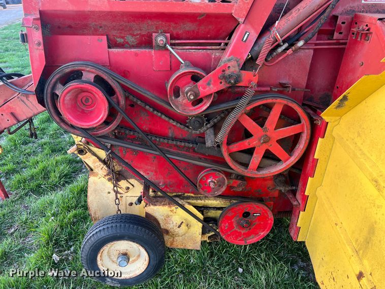 image for item LI9561 New Holland 851  round baler