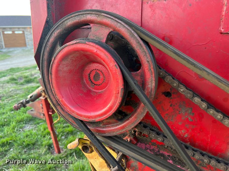 image for item LI9561 New Holland 851  round baler