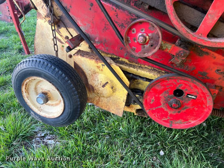 image for item LI9561 New Holland 851  round baler