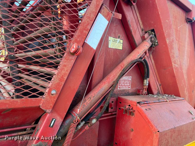 image for item LI9561 New Holland 851  round baler