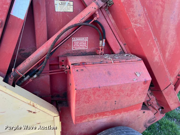 image for item LI9561 New Holland 851  round baler