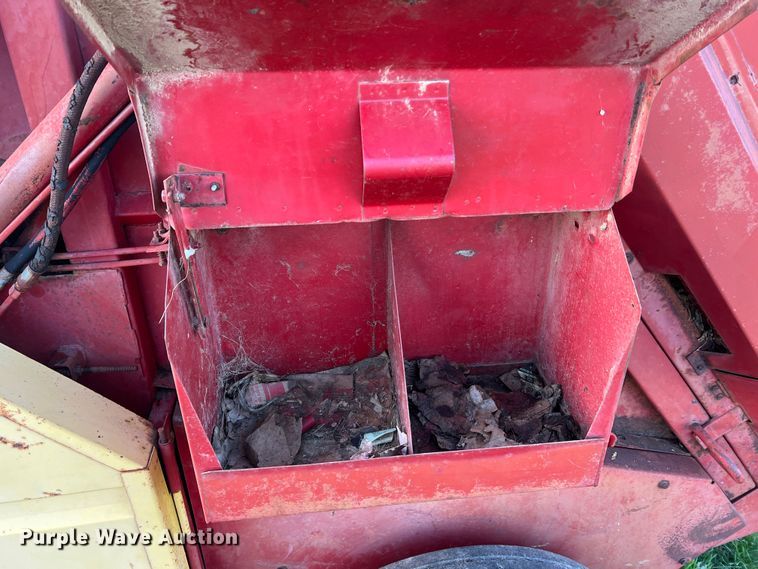 image for item LI9561 New Holland 851  round baler