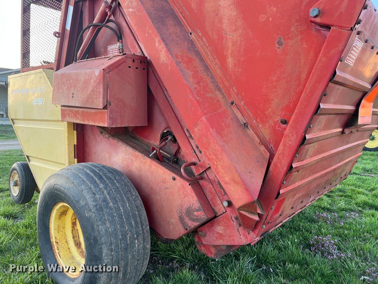 image for item LI9561 New Holland 851  round baler
