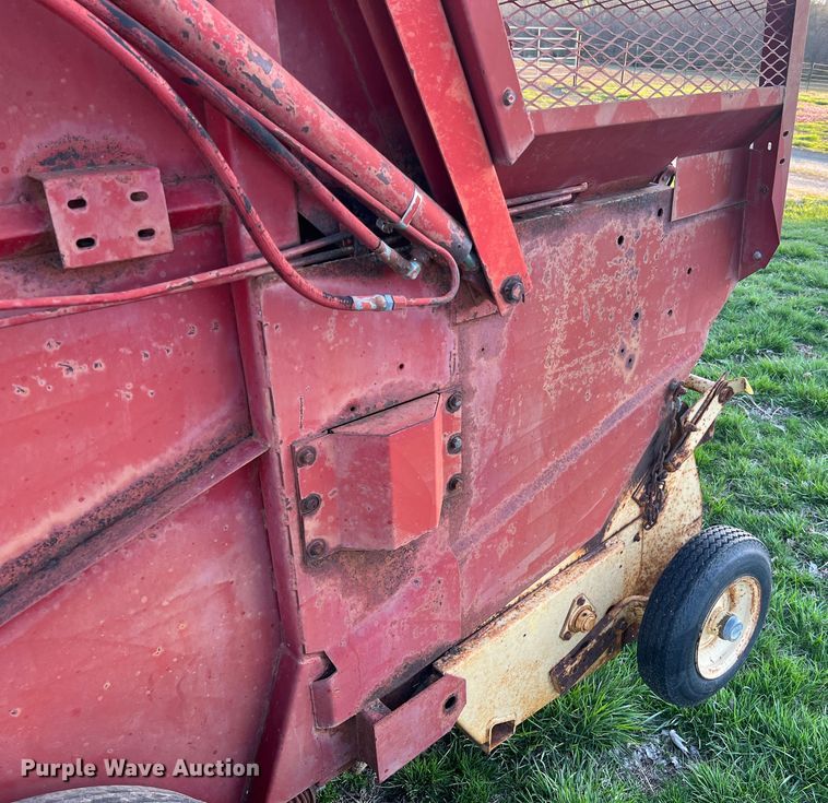 image for item LI9561 New Holland 851  round baler