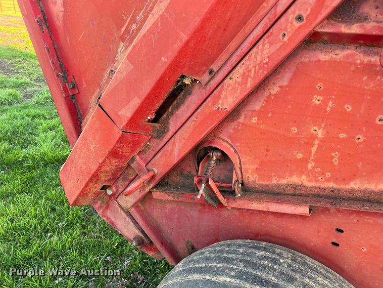 image for item LI9561 New Holland 851  round baler