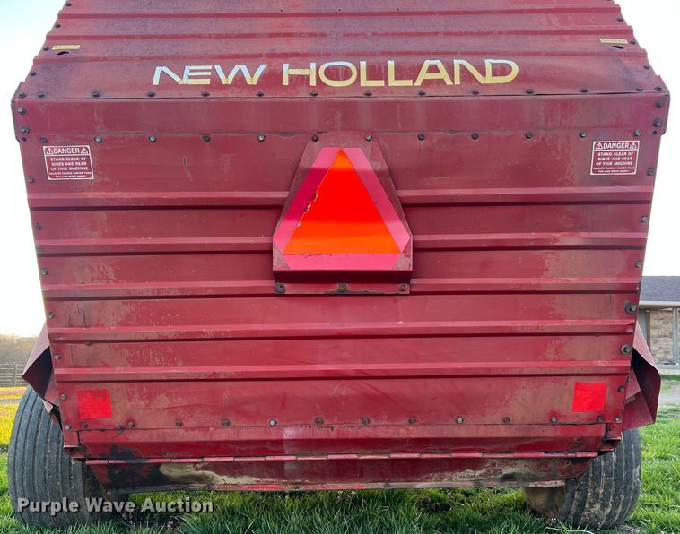 image for item LI9561 New Holland 851  round baler