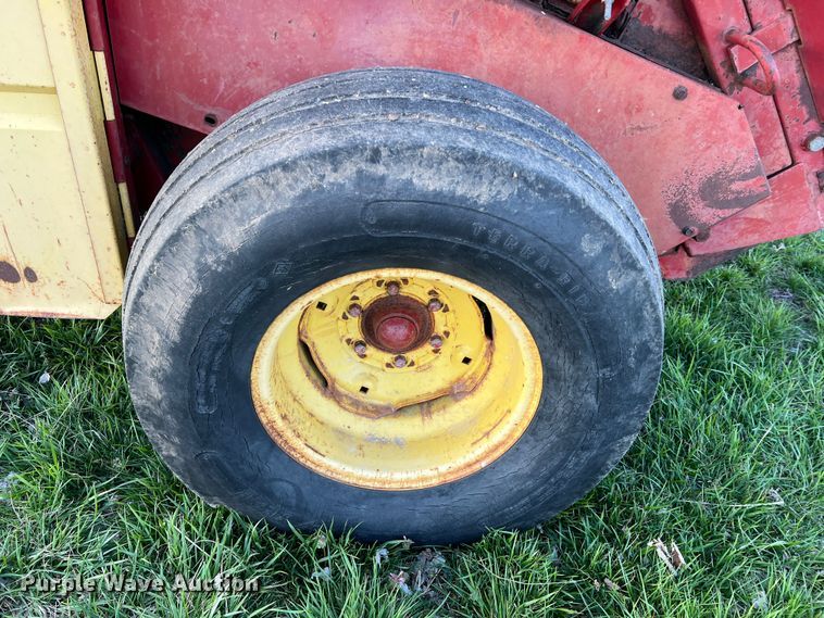 image for item LI9561 New Holland 851  round baler