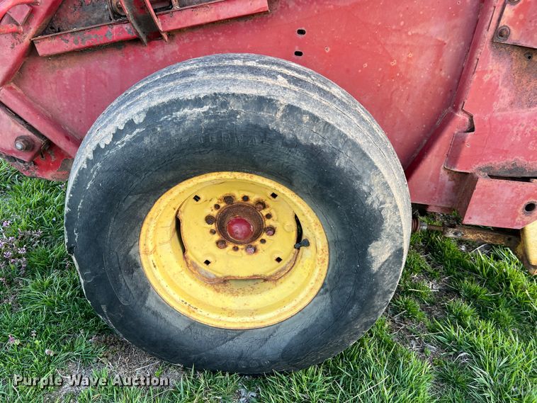 image for item LI9561 New Holland 851  round baler