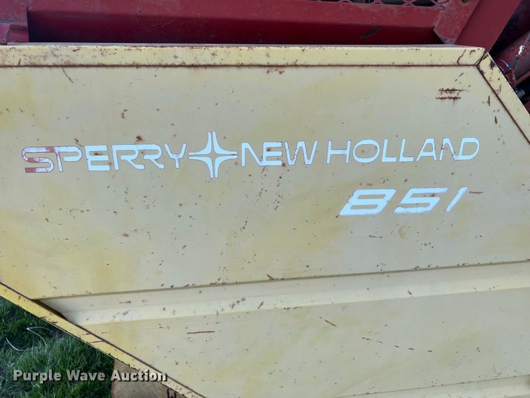 image for item LI9561 New Holland 851  round baler