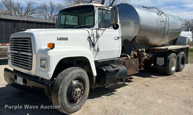image for item LI9581 1987 Ford LT9000  water truck