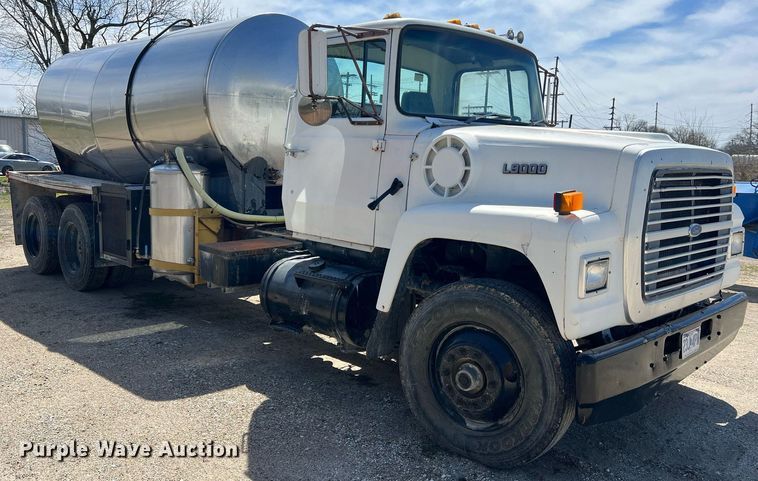 image for item LI9581 1987 Ford LT9000  water truck