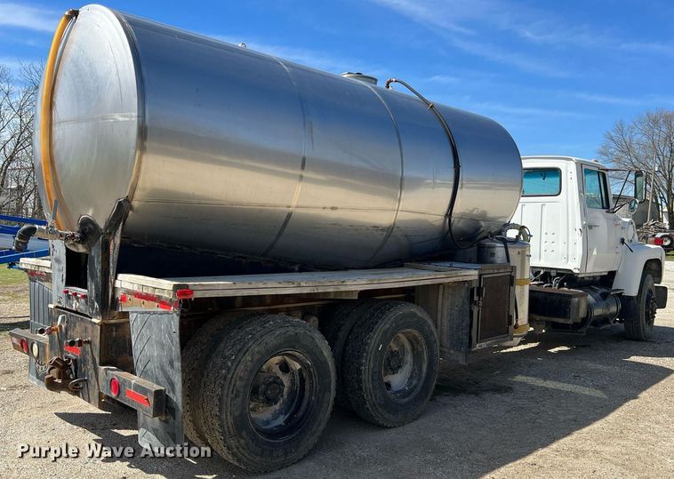 image for item LI9581 1987 Ford LT9000  water truck