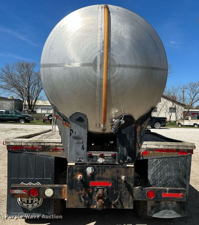 image for item LI9581 1987 Ford LT9000  water truck