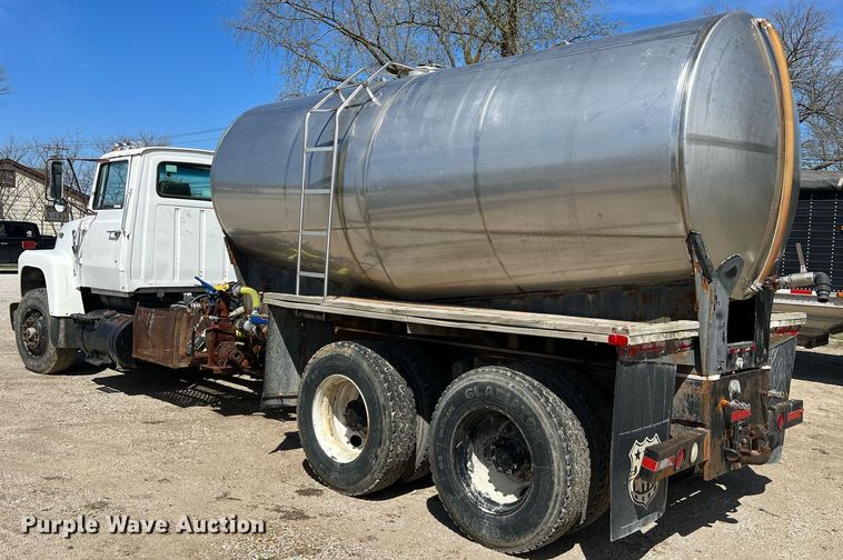 image for item LI9581 1987 Ford LT9000  water truck