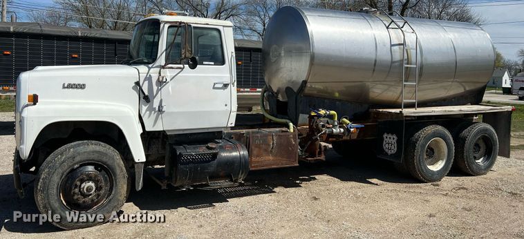 image for item LI9581 1987 Ford LT9000  water truck