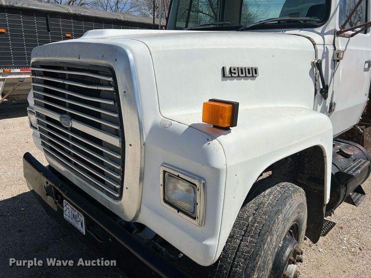 image for item LI9581 1987 Ford LT9000  water truck