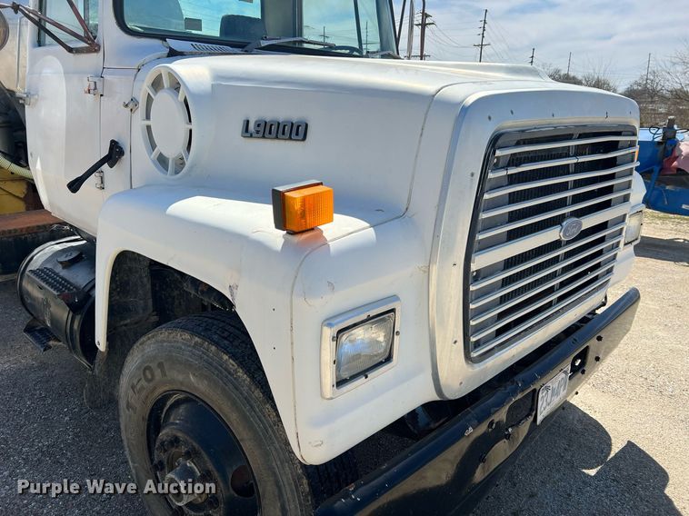 image for item LI9581 1987 Ford LT9000  water truck