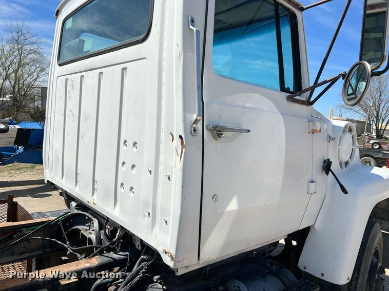 image for item LI9581 1987 Ford LT9000  water truck