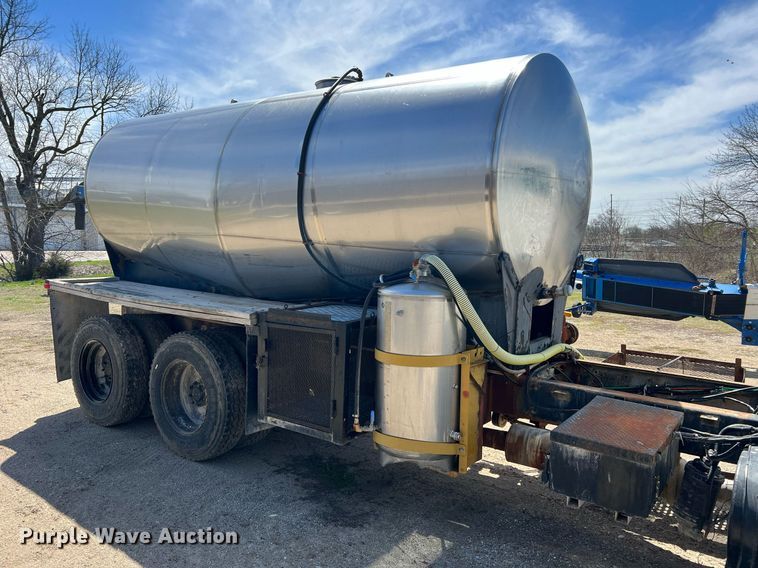 image for item LI9581 1987 Ford LT9000  water truck