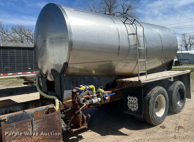 image for item LI9581 1987 Ford LT9000  water truck