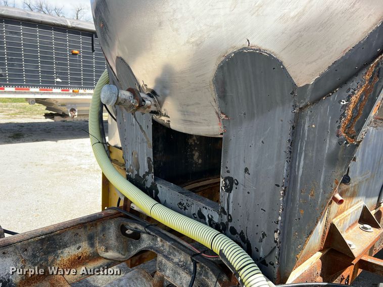 image for item LI9581 1987 Ford LT9000  water truck