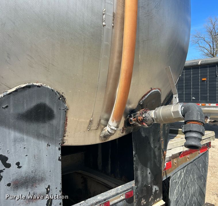 image for item LI9581 1987 Ford LT9000  water truck