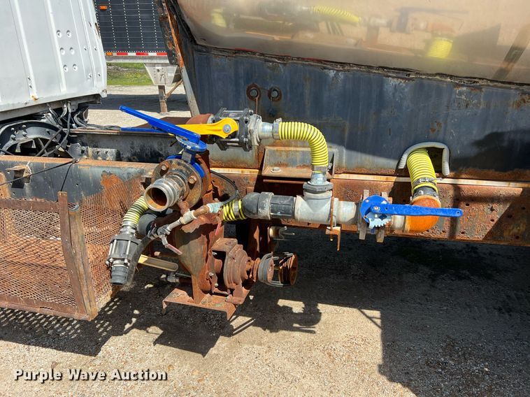 image for item LI9581 1987 Ford LT9000  water truck