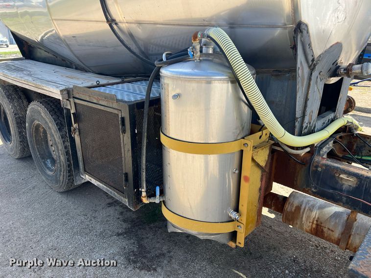 image for item LI9581 1987 Ford LT9000  water truck