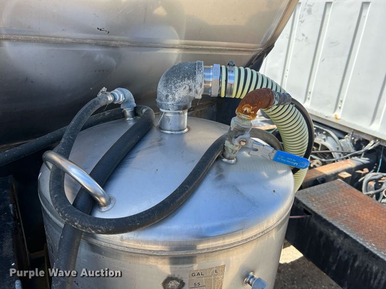 image for item LI9581 1987 Ford LT9000  water truck