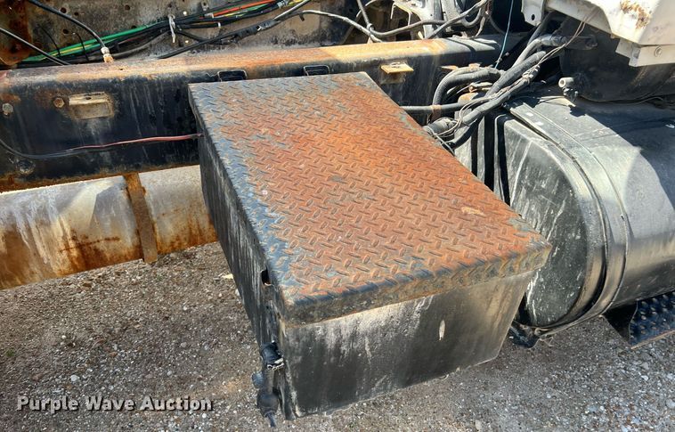 image for item LI9581 1987 Ford LT9000  water truck