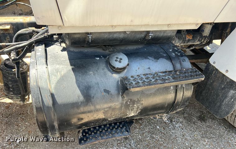 image for item LI9581 1987 Ford LT9000  water truck