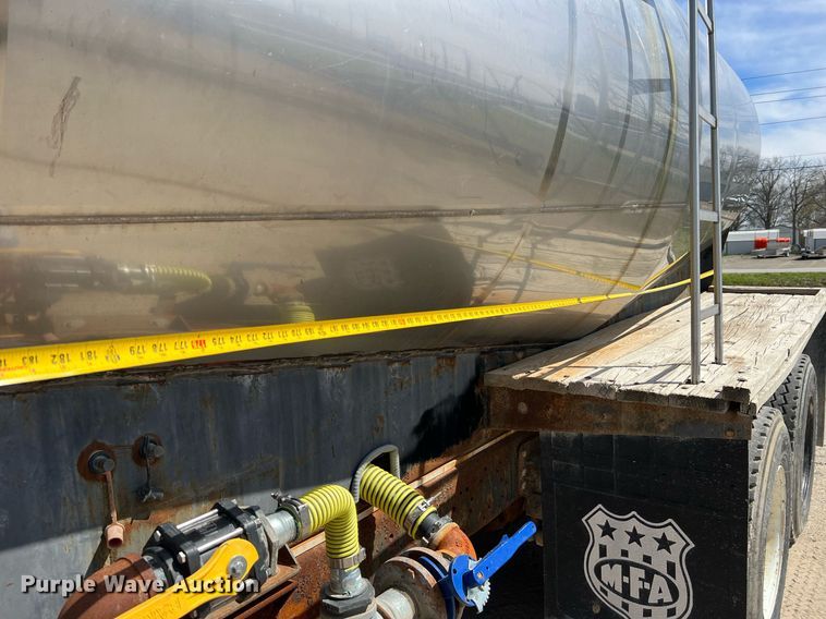 image for item LI9581 1987 Ford LT9000  water truck