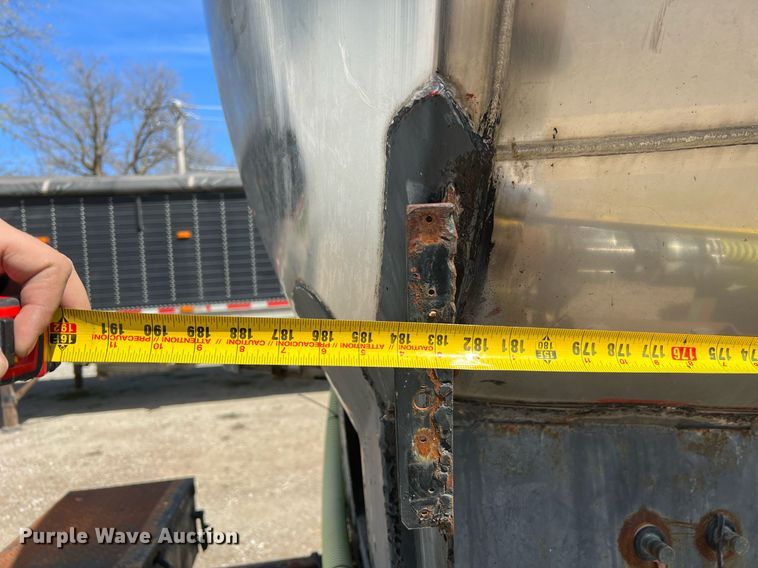 image for item LI9581 1987 Ford LT9000  water truck