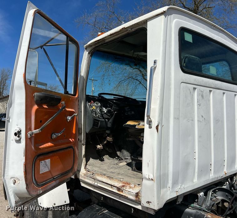 image for item LI9581 1987 Ford LT9000  water truck