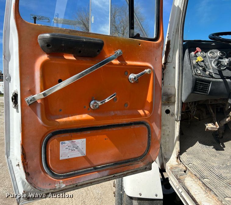 image for item LI9581 1987 Ford LT9000  water truck