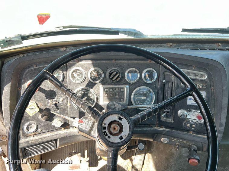 image for item LI9581 1987 Ford LT9000  water truck