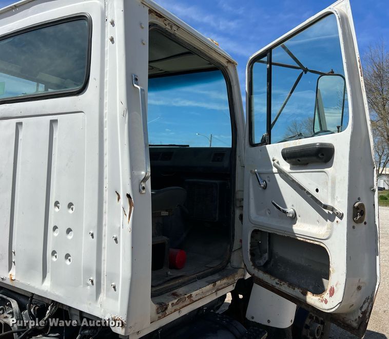 image for item LI9581 1987 Ford LT9000  water truck